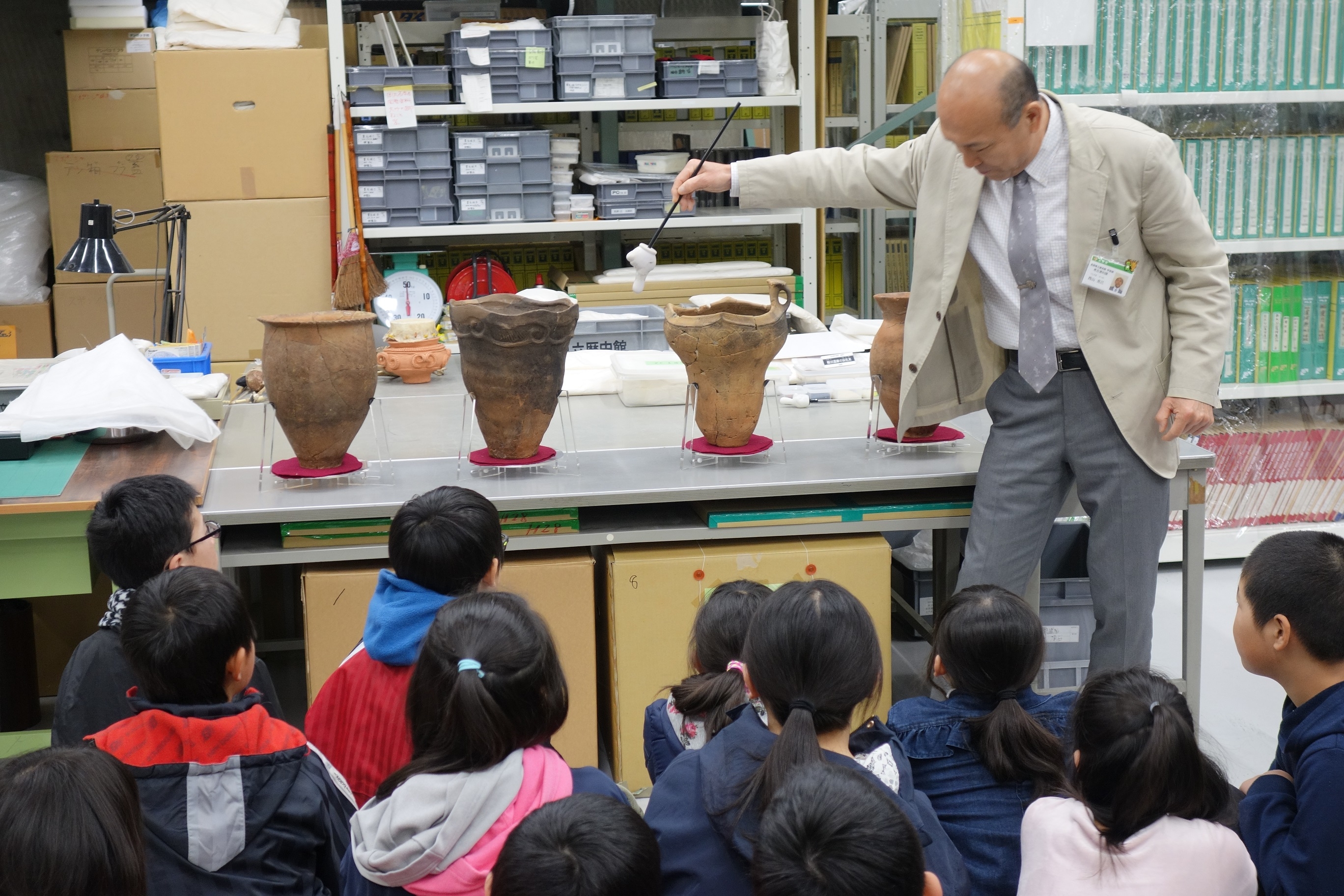 バックヤード見学をする子供たちの様子